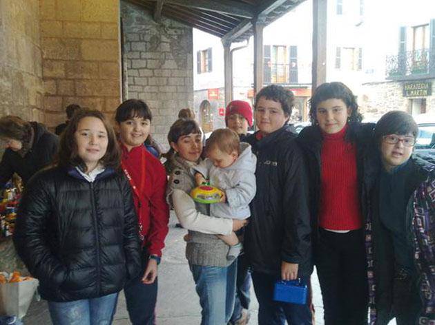 Caritasendako jostailu eta diru bilketa  