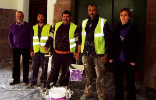 Giza laneko langileek Elizondoko arkupeak margotu dituzte