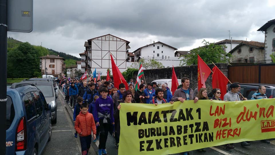 Lan, bizi eta herri duina eskatuz manifestazioa egin dute Donezteben maiatzaren 1ean