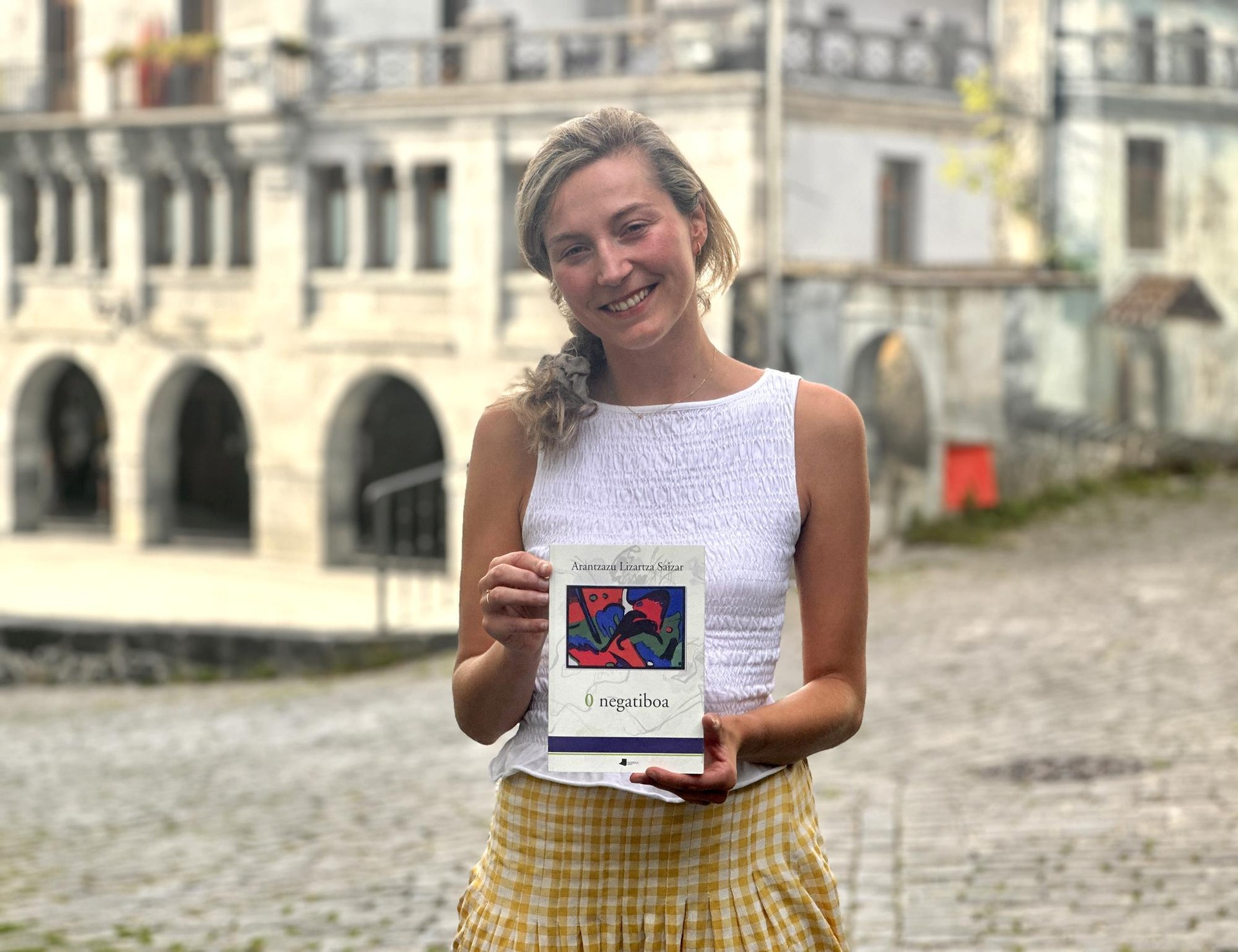 «Medikuntzarekin filosofia egiteko bidea da niretzat poesia»