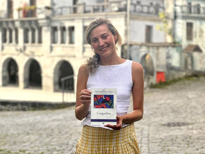 «Medikuntzarekin filosofia egiteko bidea da niretzat poesia»