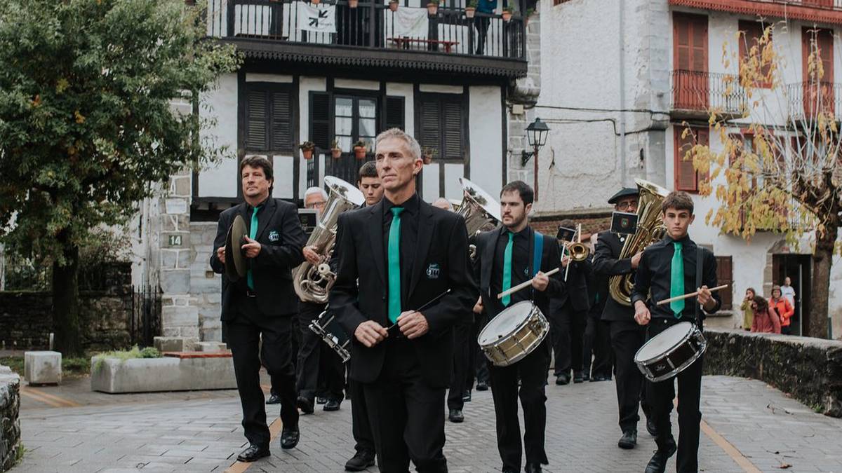 Eguberrietako artisau azoka eta musikarien kalejirak izanen dituzte igandean Lesakan