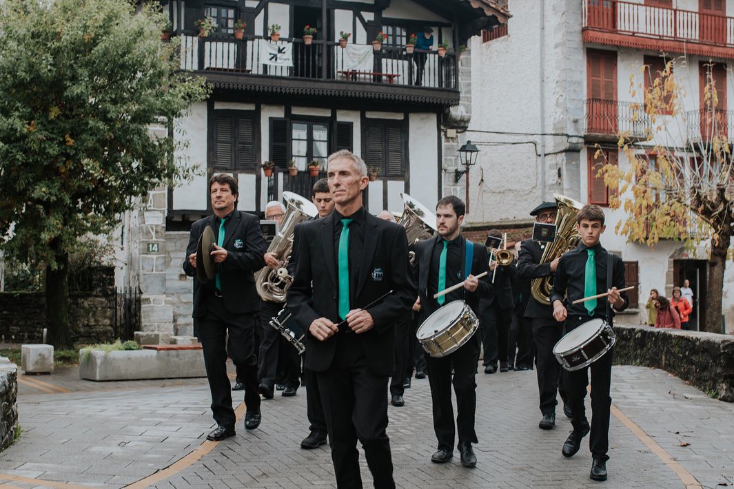 Eguberrietako artisau azoka eta musikarien kalejirak izanen dituzte igandean Lesakan
