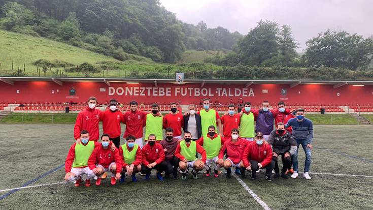 Jagoba Arrasateren ezusteko bisita izan dute Doneztebe Futbol Taldearen entrenamenduan