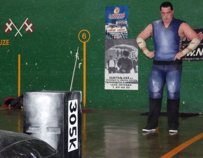 Inaxio Perurenak marka ahalegina eginen du 308 kiloko harriarekin