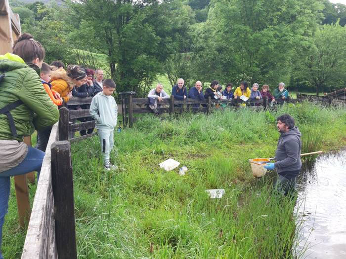 Baztango hezeguneak behatzeko bigarren formakuntza saioa egin dute asteburuan Amaiurren