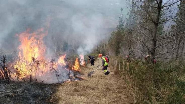 Auzolanean larreak erretzen aritu dira Arantzan