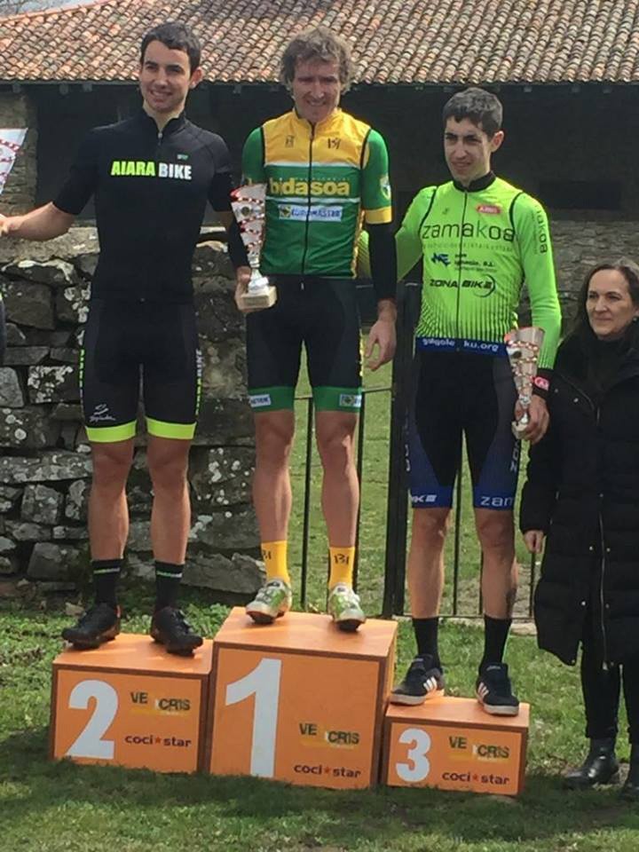 Transbidasoa-Euromaster-Inurrieta master mailako txirrindulari taldekoak podiumean berriz ere