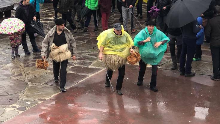 72 joaldunen bueltan mozorro andana ibili da Zubietan