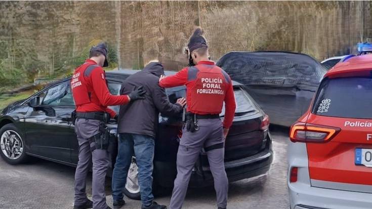 Droga trafikoaren kontrako hiru operaziotan, Elizondoko komisariako foruzainek 56 kilo substantzia konfiskatu dituzte eta zazpi pertsona atxilotu