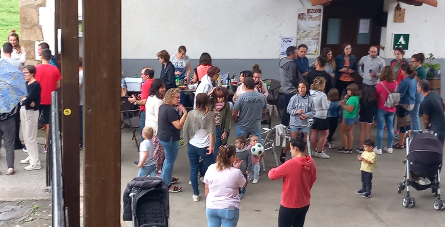 Beintzako ostatuko terraza kentzea eskatuz salaketa aurkeztu dute