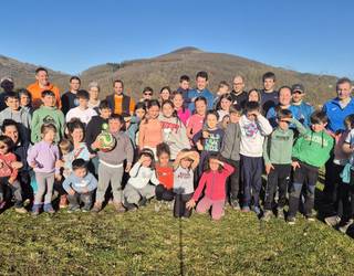 [ARGAZKIAK] Aresoko haurrek eta gurasoek 90 haritz landatu dituzte