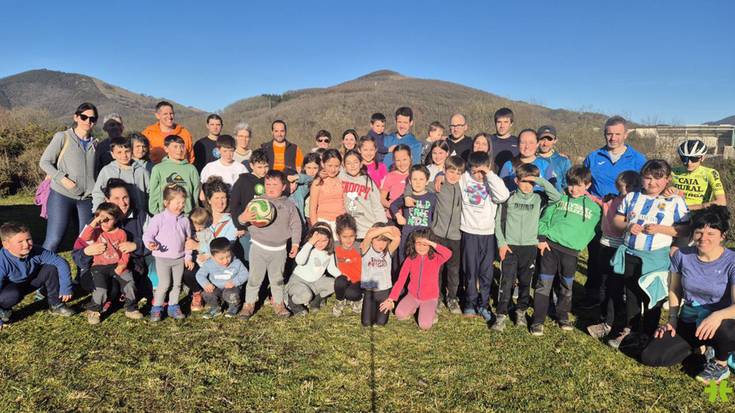 [ARGAZKIAK] Aresoko haurrek eta gurasoek 90 haritz landatu dituzte