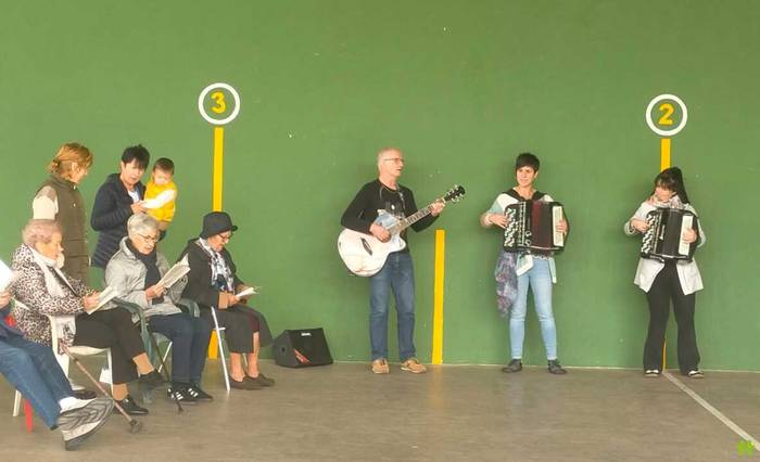 Baztan kantuz ekimenak Anizen egin du geldialdia