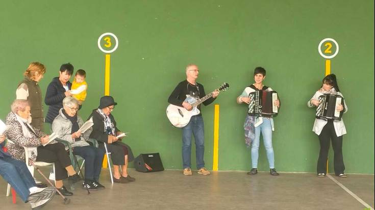 Baztan Kantuz ekimenak Anizen egin du geldialdia