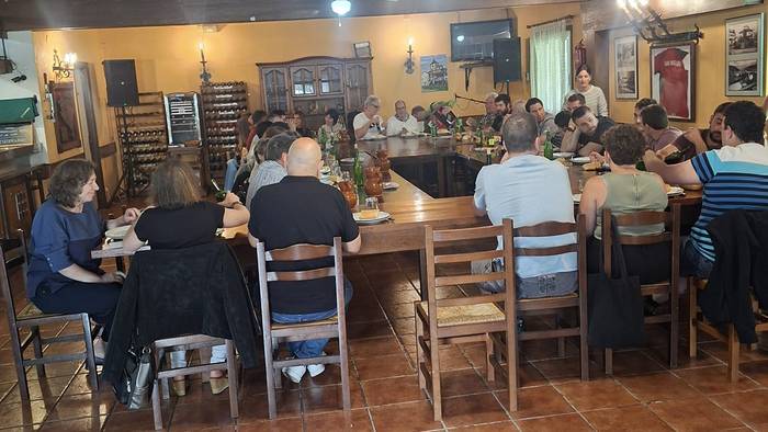 Giro ederra izan dute Doneztebeko Arantzoko elkarteko kantu bazkarian