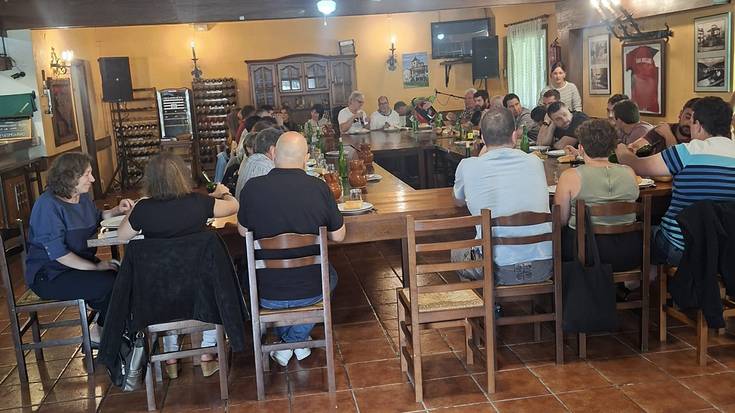 Giro ederra izan dute Doneztebeko Arantzoko elkarteko kantu bazkarian