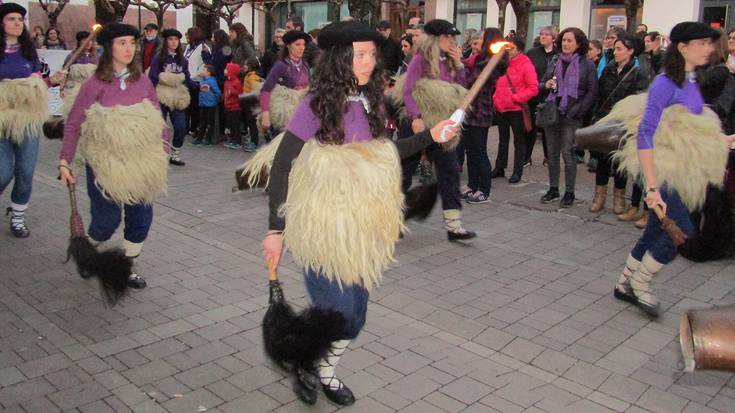 Elizondon martxoaren 8an egindako manifestazioko irudiekin osatutako bideoa