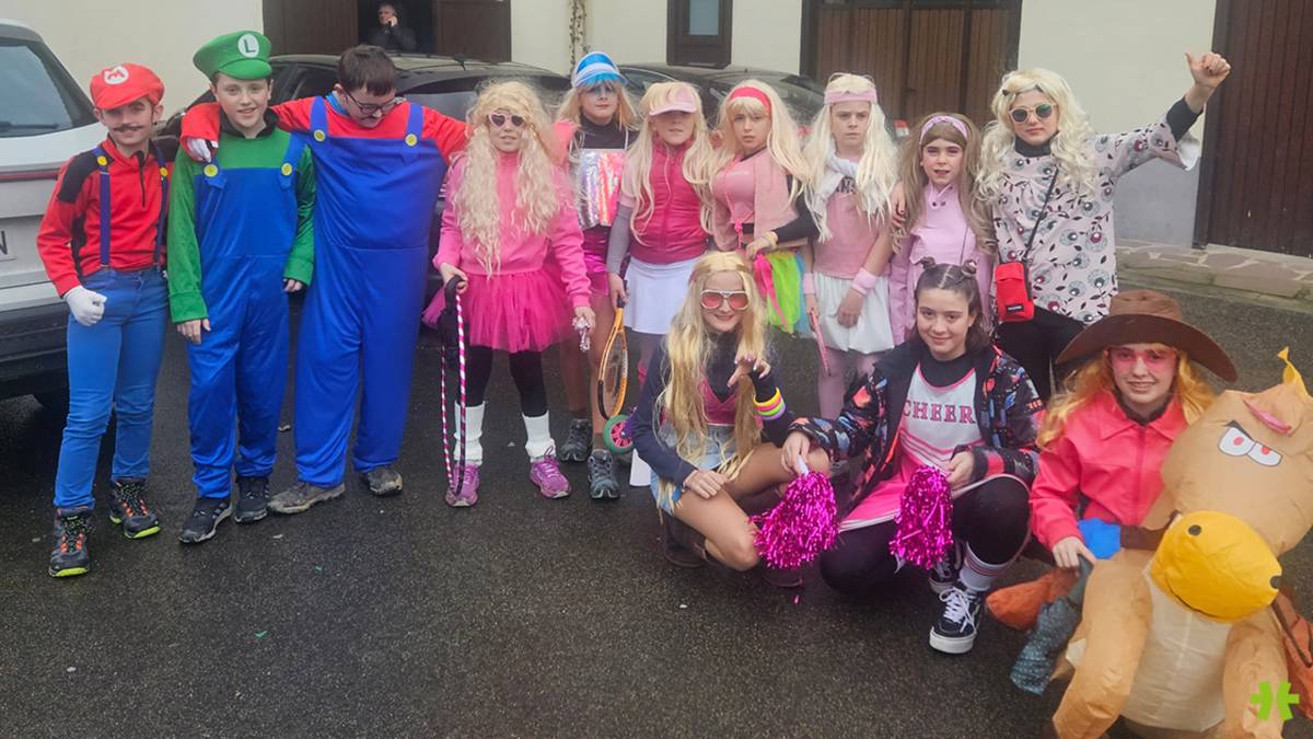 [ARGAZKIAK] Herriko gaztetxoek borobildu dituzte Narbarteko inauteak