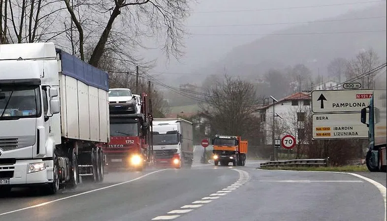 Garraiolarien elkarteek N-121-A errepidean peajeak ez paratzeko eskatu eta autobiaren aldeko apustua berretsi dute