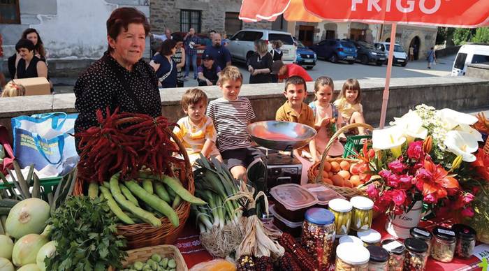 Goizuetako Azoka Ibiltarian postua jartzeko aukera eman diete herritarrei