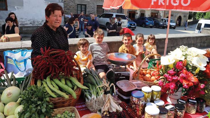 Goizuetako Azoka Ibiltarian postua jartzeko aukera eman diete herritarrei