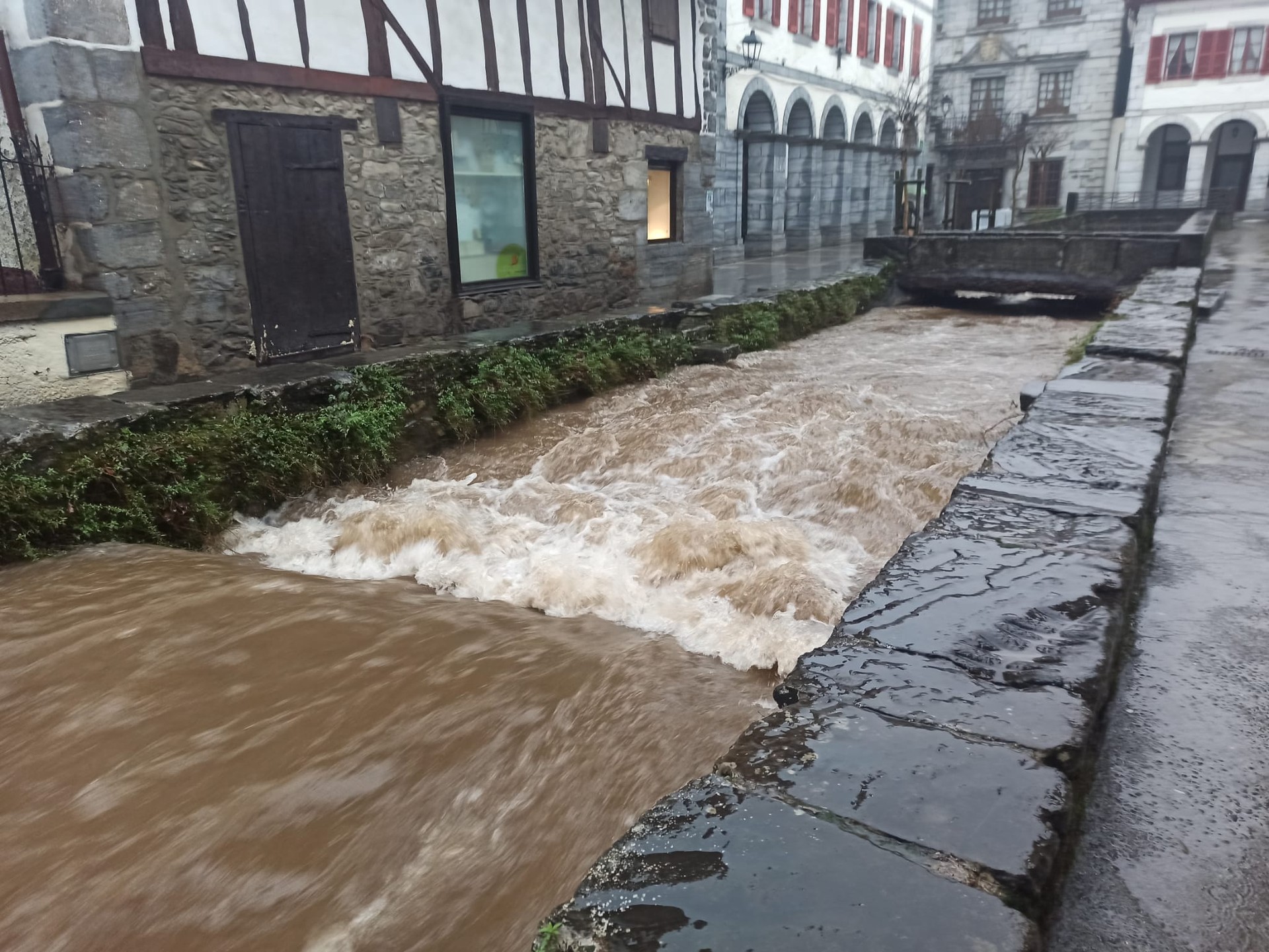 Biurrana errekaren igoera dela eta, larrialdietako 1. maila aktibatu dute Lesakan