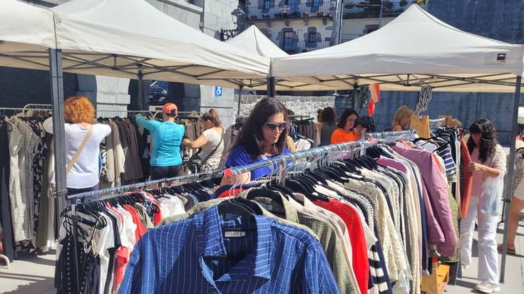 Jende ugari ibili da larunbatean Leitzan Kaxkabeltzak antolatutako azokan