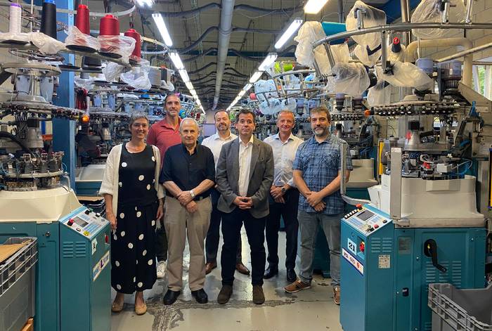 Irujo kontseilariak Etxalarko Lorpen galtzerdi lantegia bisitatu du