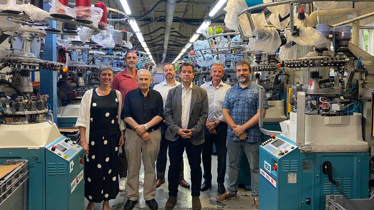 Irujo kontseilariak Etxalarko Lorpen galtzerdi lantegia bisitatu du