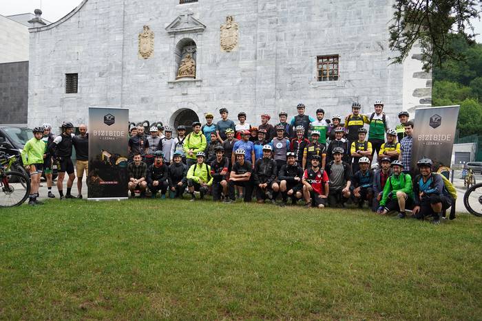 Mendiko bizikletarekin ibiltzeko ibilbideez gain bertze hainbat zerbitzu eskaintzen dituen ‘Bizibide’ proiektua aurkeztu dute Lesakan