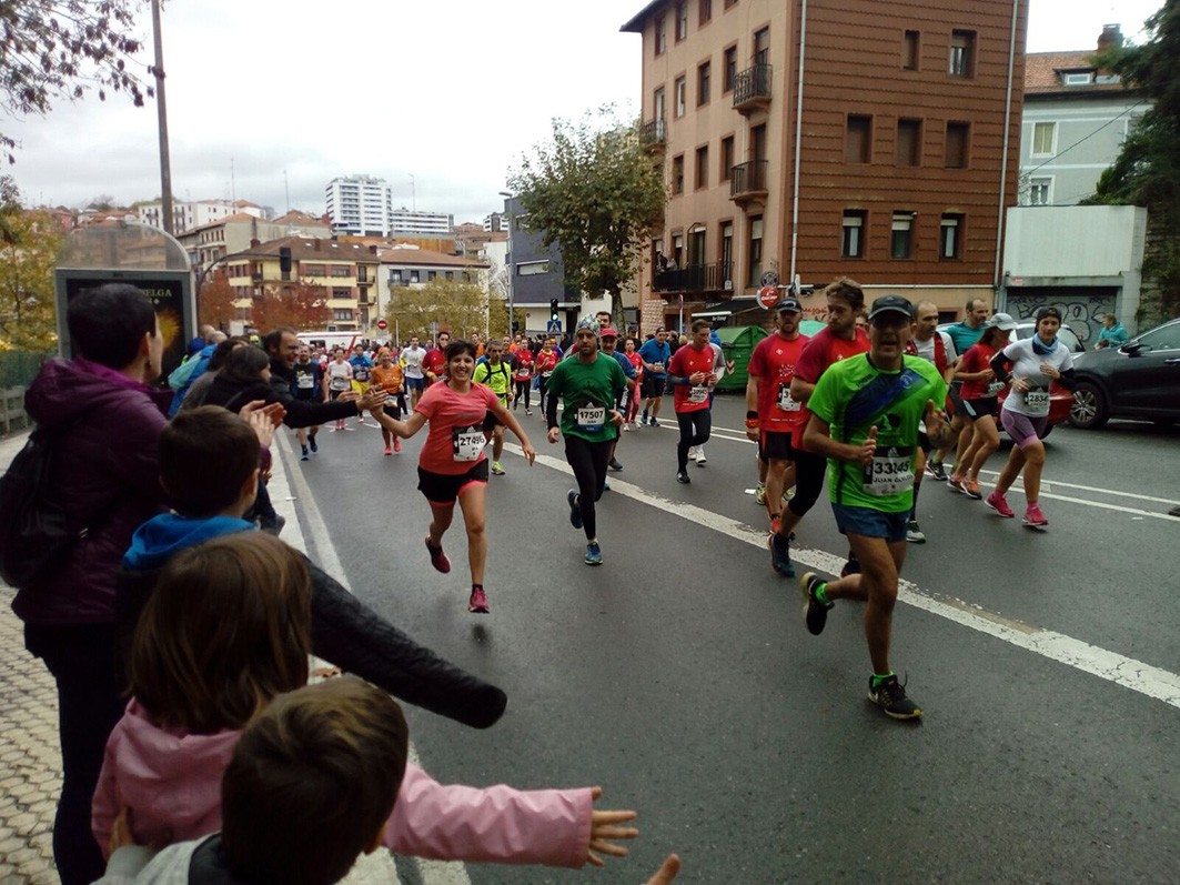 Sei aniztarrek parte hartu dute Behobia Donostia lasterketan
