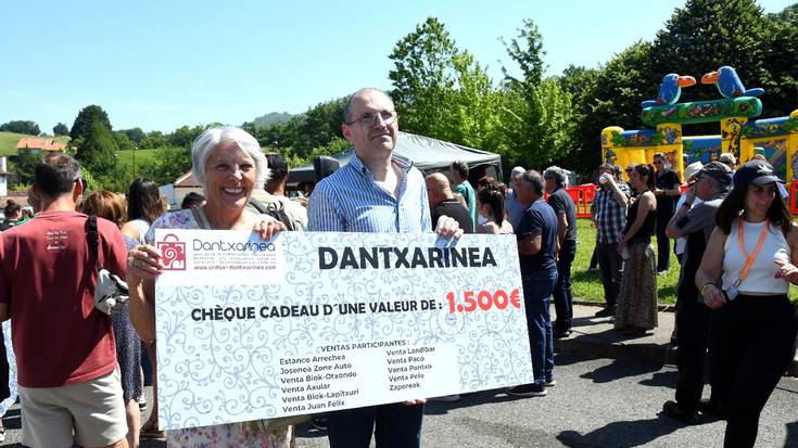 [ARGAZKIAK] Mendekoste Eguna eguzkipean ospatu dute Dantxarinean