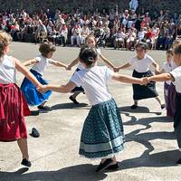 'Dantzan bat gara' ikuskizuna taularatuko dute Donezteben ortziralean