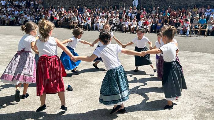 'Dantzan bat gara' ikuskizuna taularatuko dute Donezteben ortziralean
