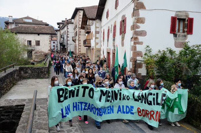 Ehunka lagun Elizondoko karriketan Benito Menni Ospitaleko langileendako «lan hitzarmen duina» eskatzeko