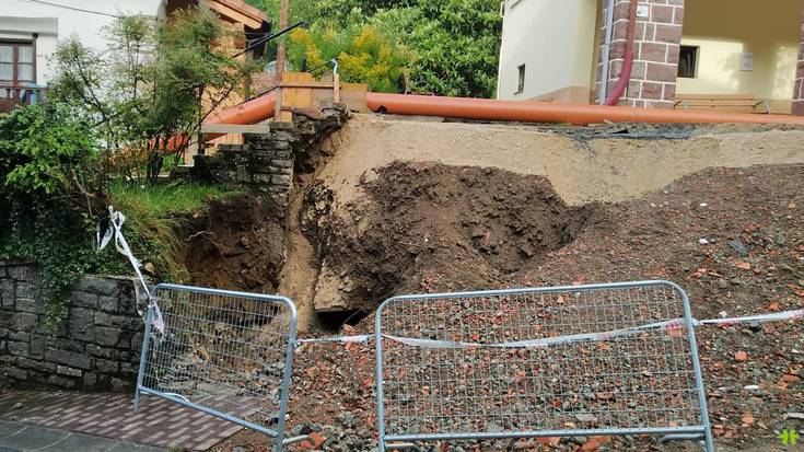 Lurra mugitu da Beran urtarrilean agertu zen Plaza Zaharreko zuloan