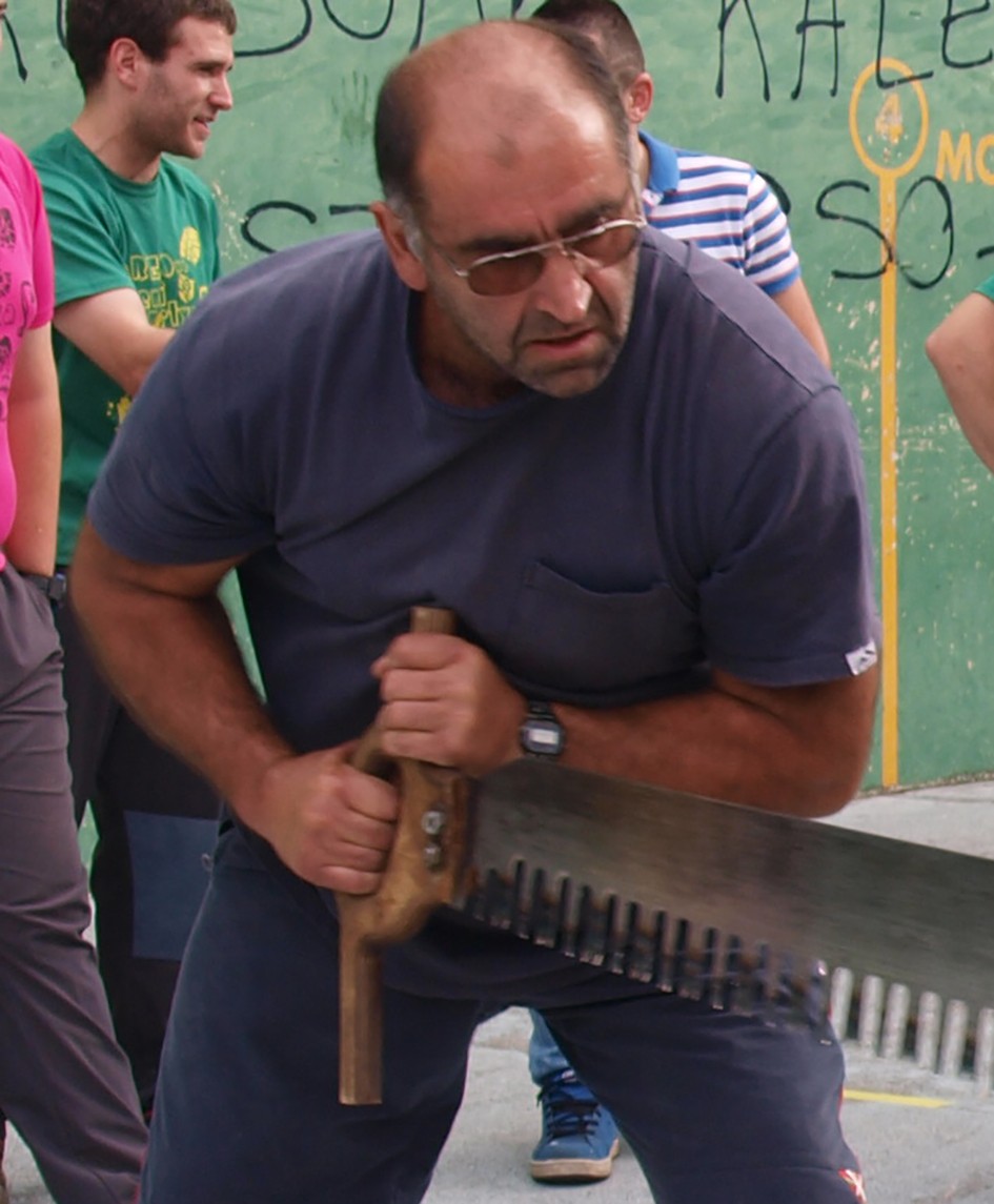 «Kuadrilla egunean kolore berezia hartzen du plazak, egun borobila izaten da»