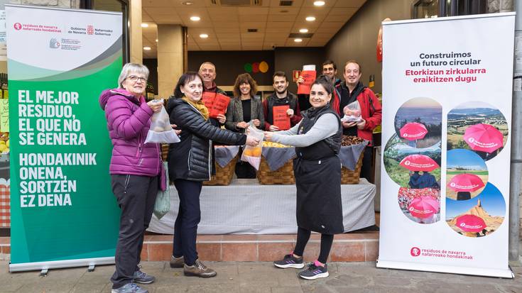 Frutendako poltsen banaketa kanpaina abiatu dute Elizondoko Ze goxoa fruta dendan