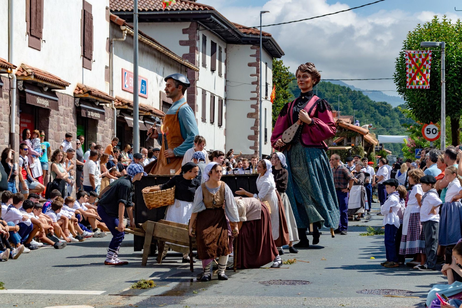 Baztandarren Biltzarra eguneko bazkariko txartelak salduko dituzte asteazkenean