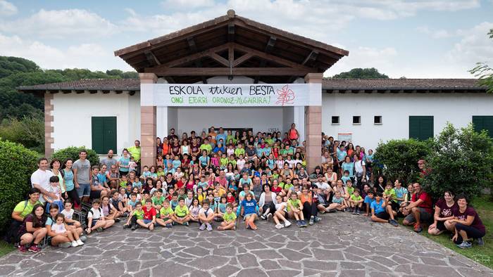«Mila esker Oronozko eskola ttikien bestara etorri zineten guziei»