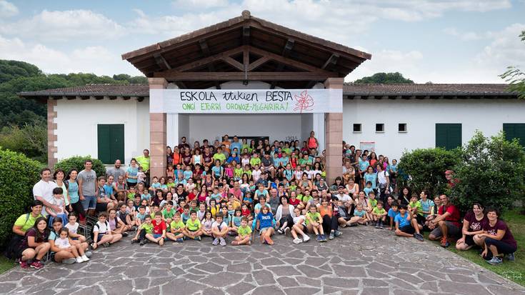«Mila esker Oronozko eskola ttikien bestara etorri zineten guziei»