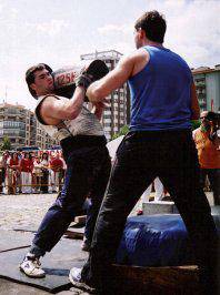 Unai Bertiz harri-jasotzaileak Nafarroako txapela jantzi du