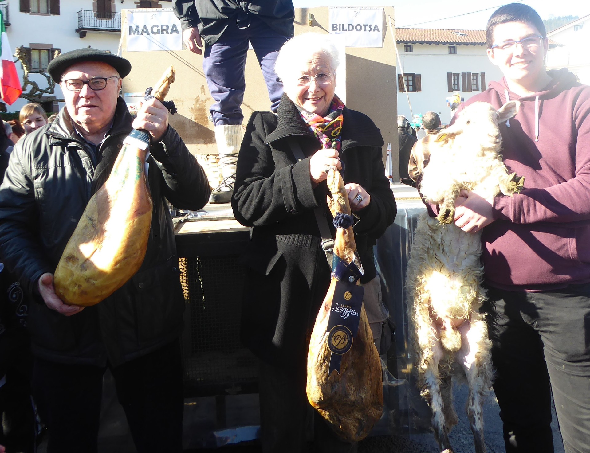 Bi magra eta bildotsa zozketatu zituzten Sunbillako inauterietan