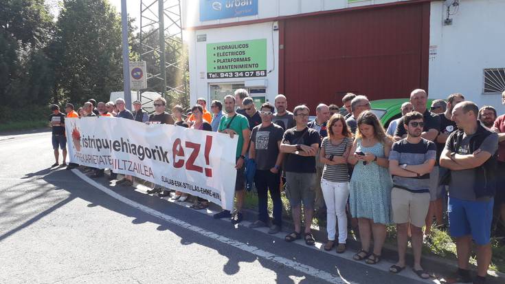 Urroztar gaztearen lan-istripua salatzeko elkarretaratzea egin dute Lezon