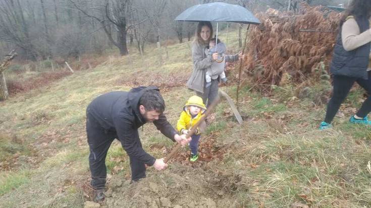 Joan den urtean jaiotako haurren omenez zuhaitzak landatu dituzte Donezteben