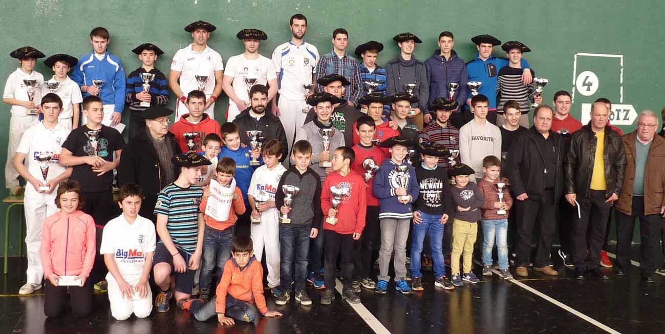 Partida parekatuak jokatu dituzte Malerrekako XV. Pilota Txapelketako finaletan