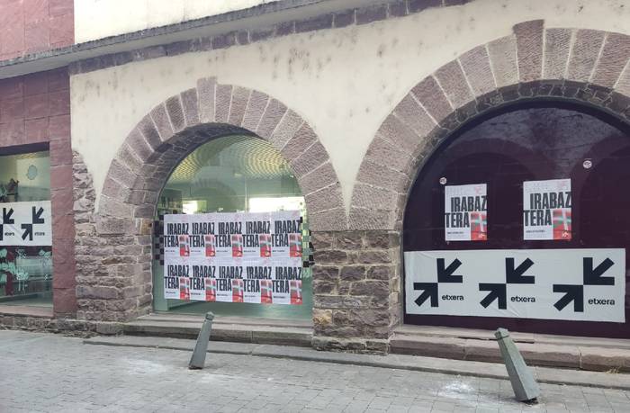 Udal Liburutegiko kristaldegiko kartelen garbiketaren inguruan eztabaida sortu da Baztango Geroa Bai eta EH Bilduren artean