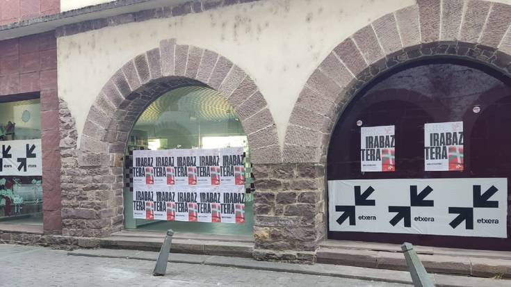 Udal Liburutegiko kristaldegiko kartelen garbiketaren inguruan eztabaida sortu da Baztango Geroa Bai eta EH Bilduren artean