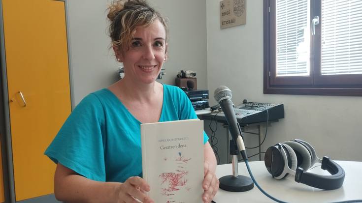 Ione Gorostarzuk bere hirugarren poesia liburua aurkeztu digu